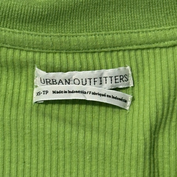 Green Collared Button-Up Top - Picture 4 of 4